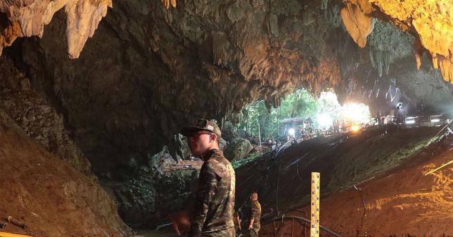 Спасители изведоха първите две момчета от групата блокирана в пещера