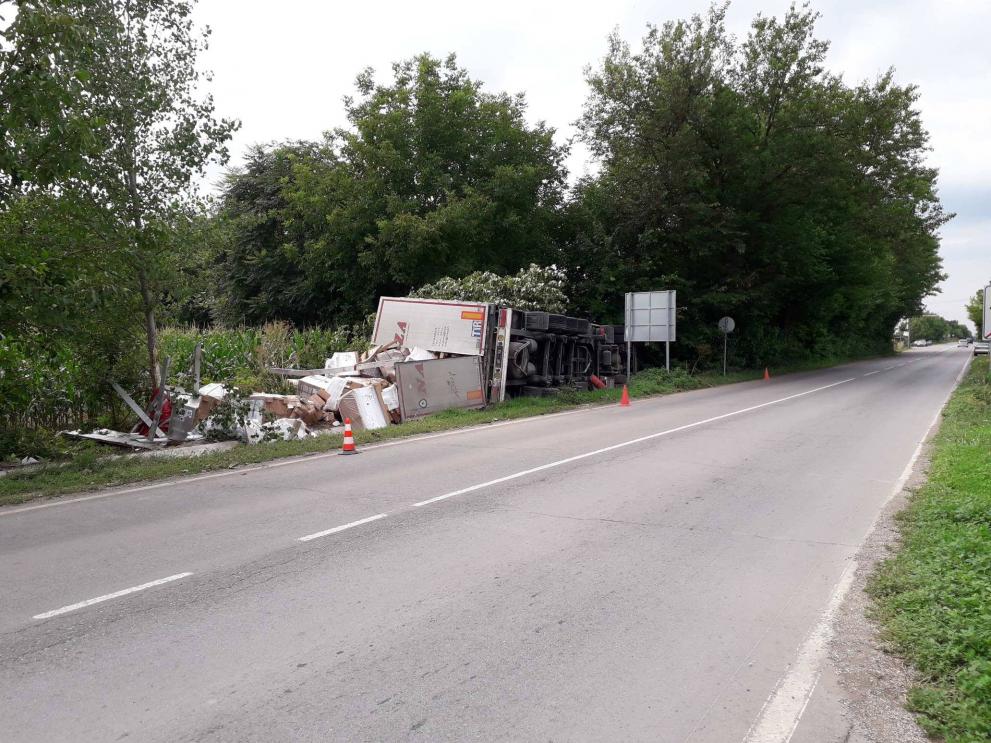лекач с ремарке катастрофира в шуменското село Радко Димитриево.