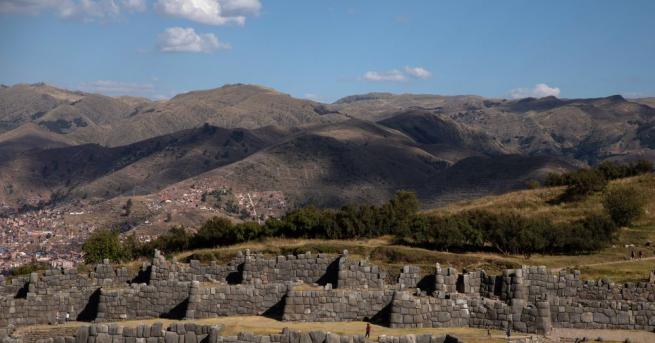 Археолози откриха голям погребален комплекс на инките в глинена пирамида