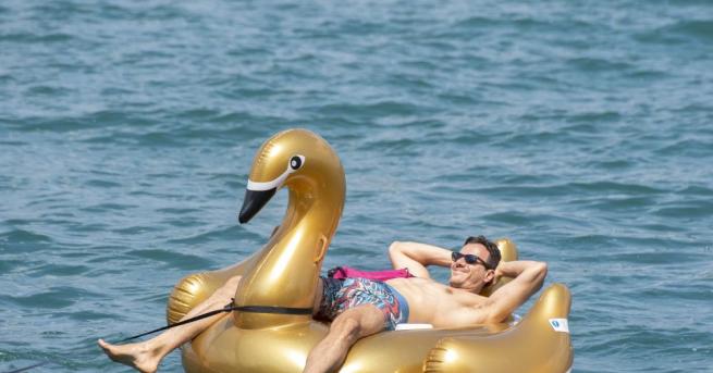 Дизайнер твърди че надуваеми дюшеци с розов цвят под формата