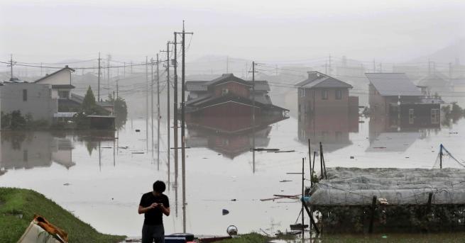Докато над България е облачно и вали а лятото изглежда