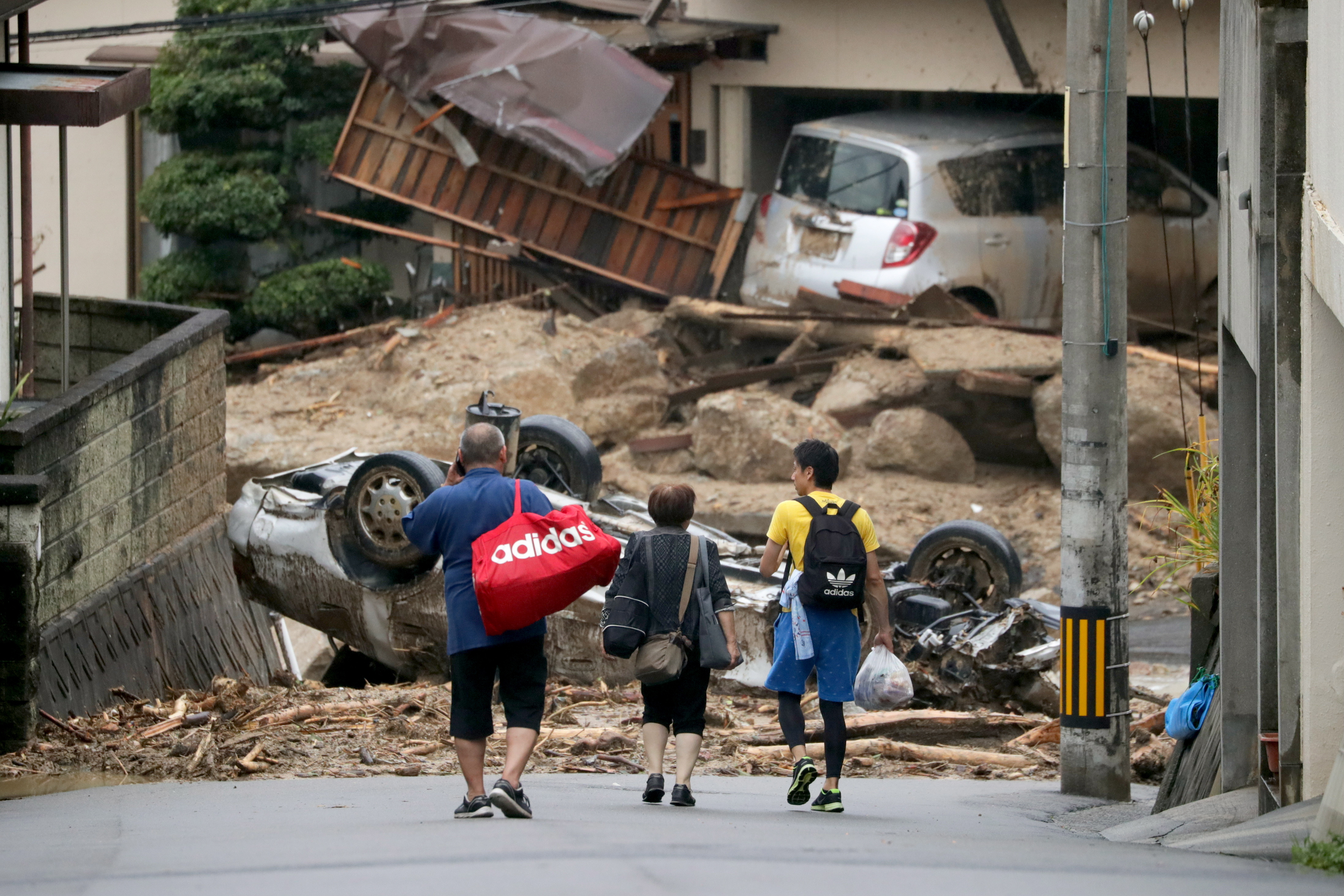 Повече от 100 са загиналите в резултат на бедствието, предизвикано от безпрецедентните дъждове над Япония.