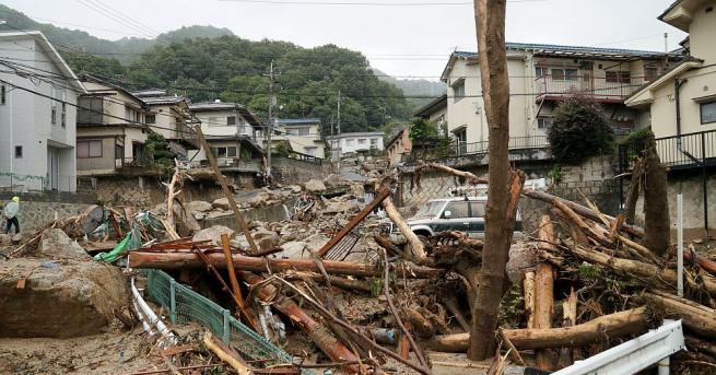 Наводненията и свлачищата в западната част на Япония са отнели