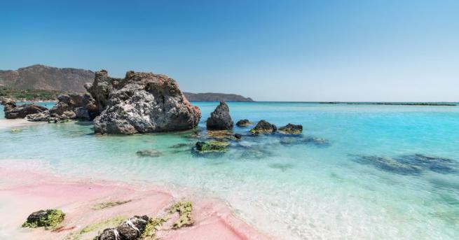 Със своя Розов плаж остров Будели е смятан за един