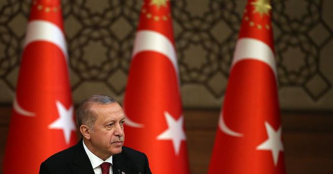 Турският президент Реджеп Тайип Ердоган разговаря вчера по телефона с