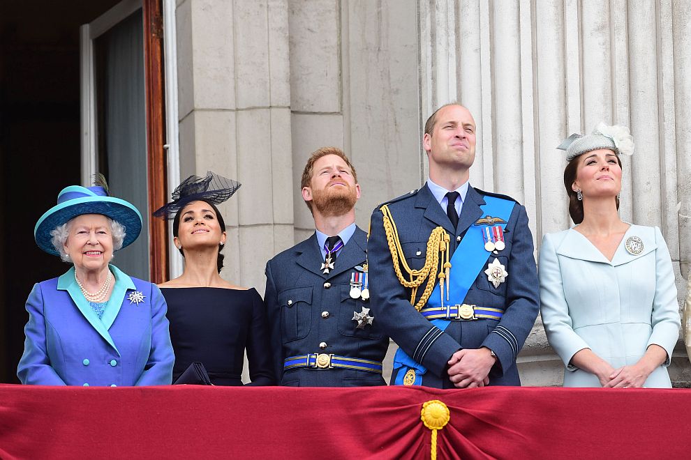 Кралица Елизабет Втора, херцогиня Меган, принц Хари, принц Уилям и херцогиня Катрин