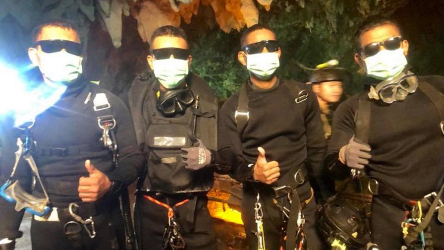 Военноморски водолази на Тайланд в пещерата, която държеше в капан 12 деца и треньора им