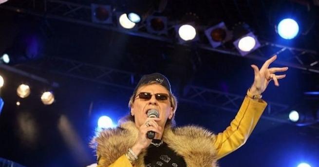 Звездата на българската естрада Васил Найденов е катастрофирал леко научи
