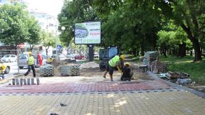Ремонтират площада до Градската градина в Шумен