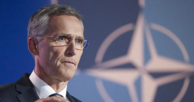 Генералният секретар на НАТО Йенс Столтенбергреагира с усмивка на съобщенията