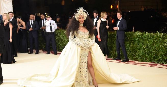 Карди Би съобщи че е родила първото си дете дъщеря