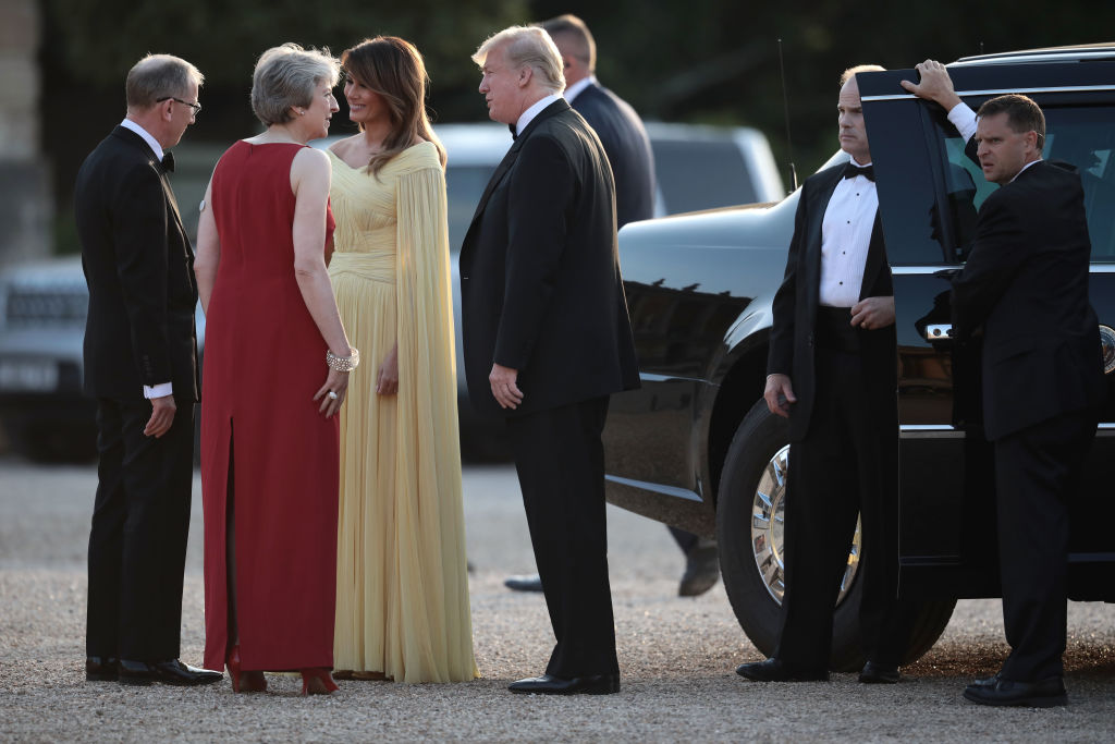 Доналд Тръмп и съпругата му Мелания присъстваха в двореца Бленъм на гала вечеря в тяхна чест в първия ден от визитата на американския президент във Великобритания.