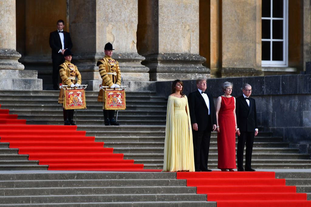 Доналд Тръмп и съпругата му Мелания присъстваха в двореца Бленъм на гала вечеря в тяхна чест в първия ден от визитата на американския президент във Великобритания.