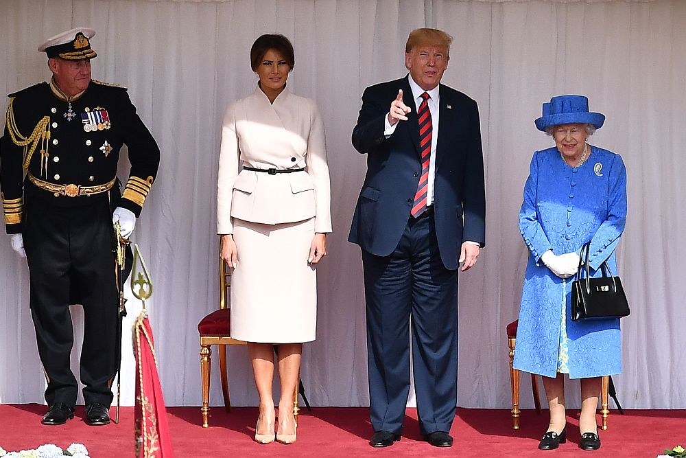 Първата дама на САЩ отново прикова погледите с избора си на тоалет за срещата на президента Доналд Тръмп с британската кралица Елизабет Втора в петък. Този път Мелания Тръмп бе заложила на светъл кремав костюм на Кристиан Диор, който бе допълнила с черен колан.