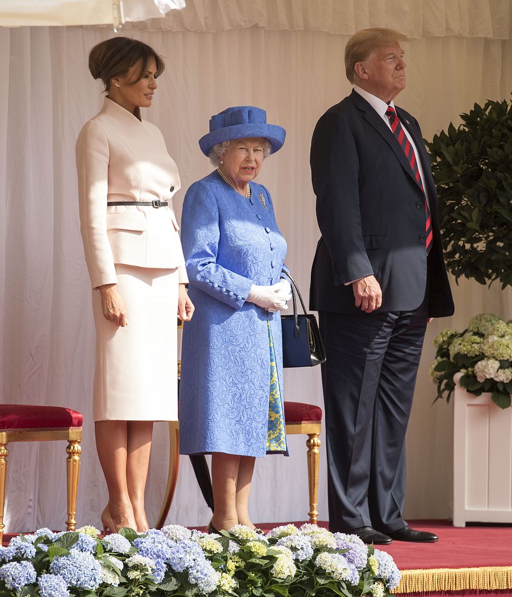 Първата дама на САЩ отново прикова погледите с избора си на тоалет за срещата на президента Доналд Тръмп с британската кралица Елизабет Втора в петък. Този път Мелания Тръмп бе заложила на светъл кремав костюм на Кристиан Диор, който бе допълнила с черен колан.