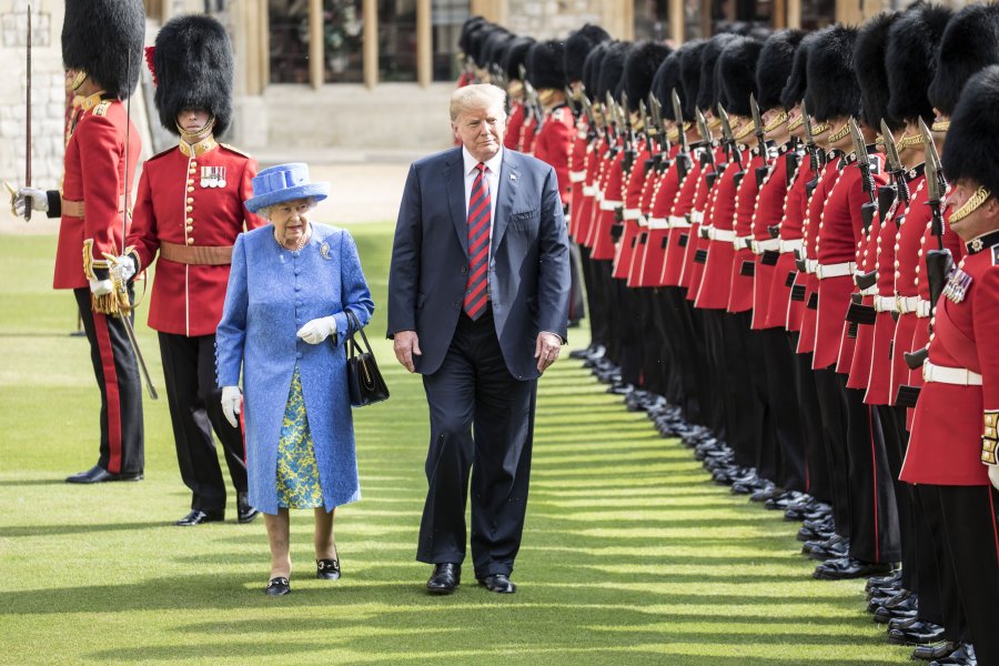 Кралица Елизабет и Доналд Тръмп1
