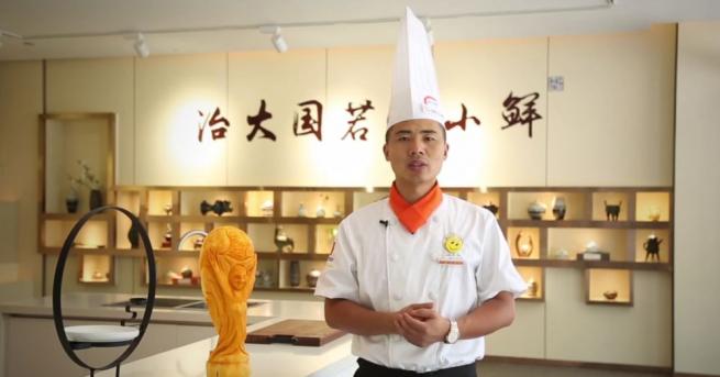 Готвач в Шанхай изработи Световната купа по футбол от тиква