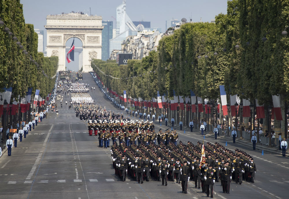 По традиция Франция отбеляза националния си празник с военен парад на булевард "Шанз-Елизе" в Париж