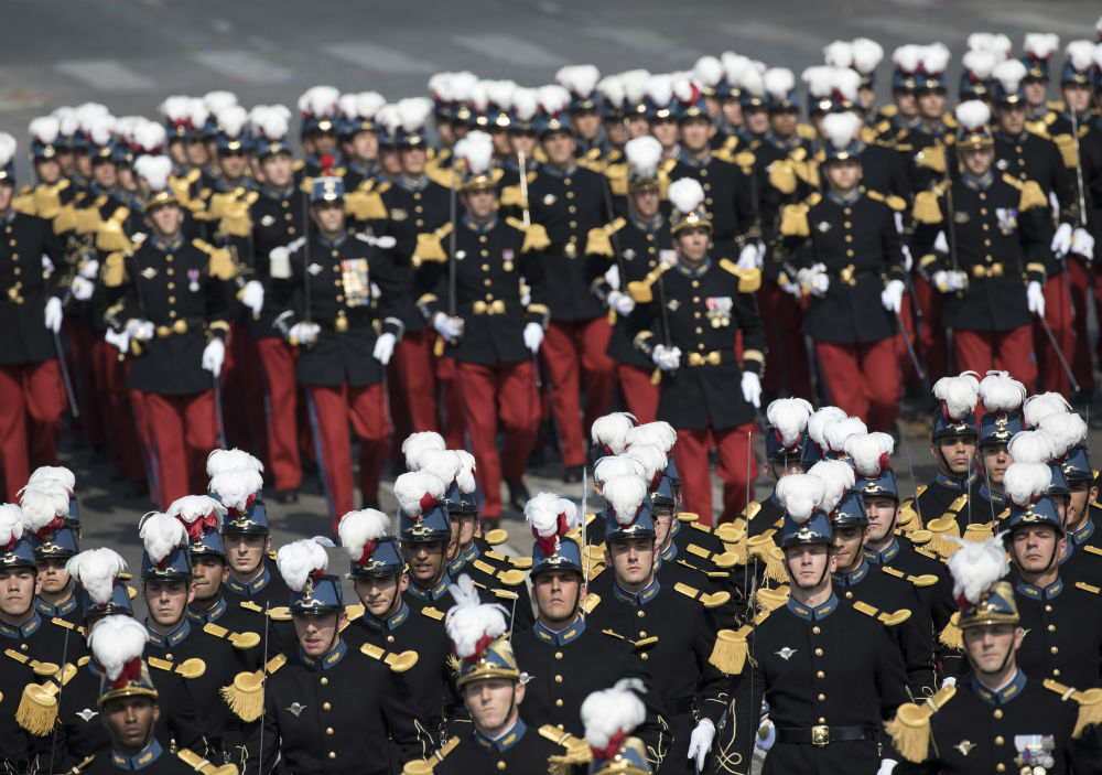 По традиция Франция отбеляза националния си празник с военен парад на булевард "Шанз-Елизе" в Париж