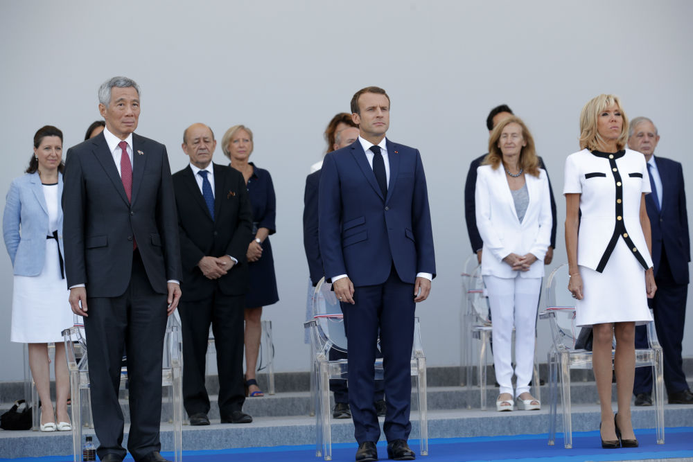 Съпругата на френския президент Еманюел Маркрон – Брижит, не изневерява на стила си по отношение на облеклото. Първата дама присъства заедно със съпруга си на военния парад в Париж, с който Франция традиционно отбелязва националния си празник на 14 юли
