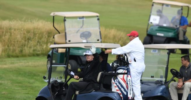 Американският президент Доналд Тръмп поигра голф в клуба си в