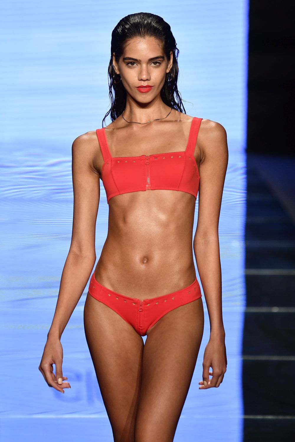 Модели представиха виждането за банските костюми на Gigi C Bikinis по време на модния панаир Paraiso в Маями.