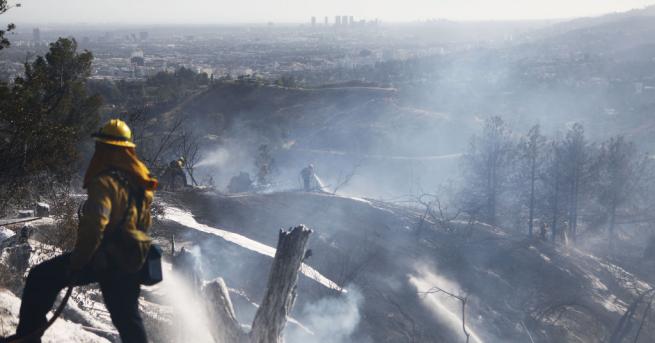 Горският пожар, отнел живота на един калифорнийски пожарникар, се разрасна