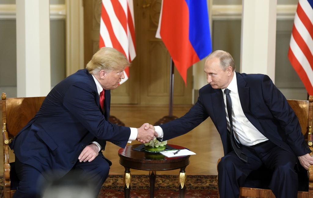 Президентът на САЩ Доналд Тръмп разговаря с руския си колега Владимир Путин в президентският дворец в Хелзинки