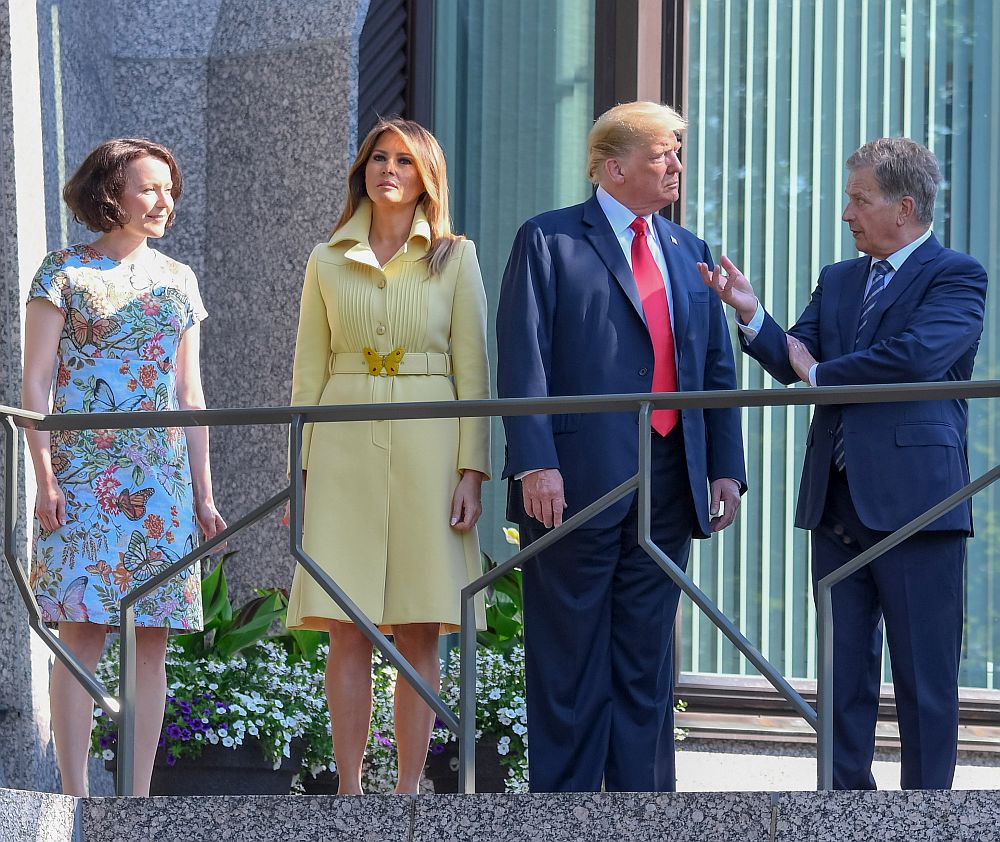 За срещата в финландския президент и съпругата му и с руския държавен глава в Хелзинки Мелания бе избрала бледожълто палто на Gucci за 3700 долара, което бе съчетала с обувки в същия цвят.<br>
 