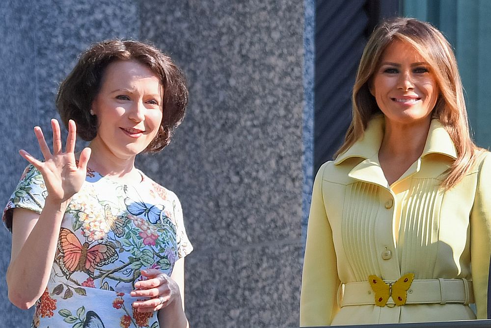 За срещата в финландския президент и съпругата му и с руския държавен глава в Хелзинки Мелания бе избрала бледожълто палто на Gucci за 3700 долара, което бе съчетала с обувки в същия цвят.<br>
 
