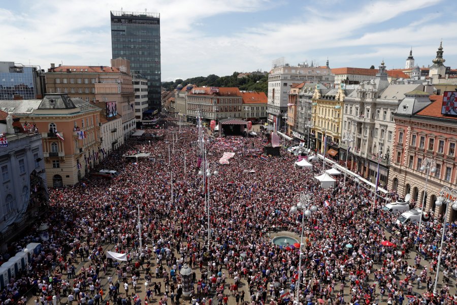 Феновете на Хърватия празнуват1