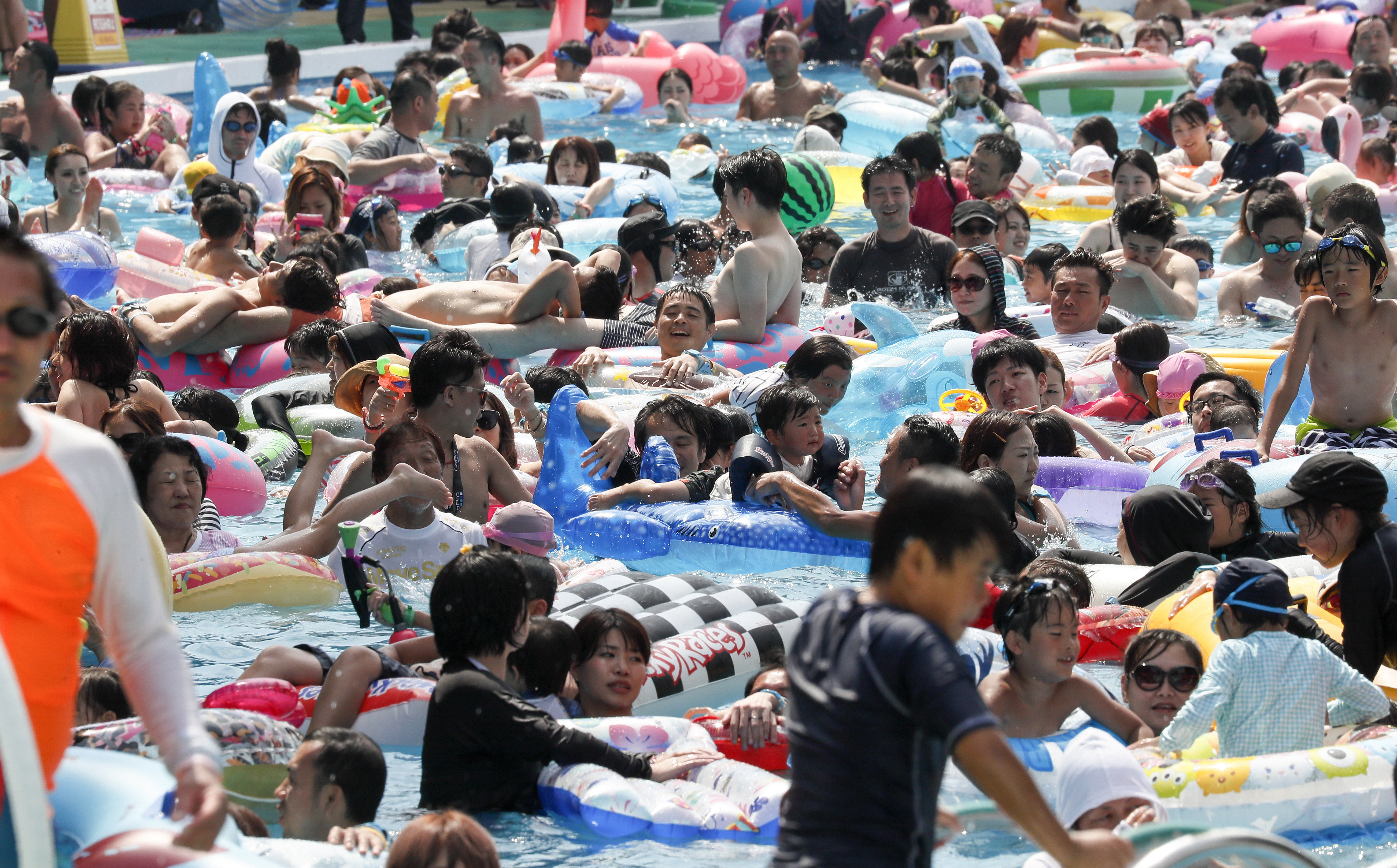 Гореща вълна премина през Япония. Температурите в някои части на страната достигнаха над 39 градуса по Целзий, което в съчетание с високата влажност създаде опасни условия, посочва японската метеорологична служба.

Много хора потърсиха спасение от жегите край най-близкия басейн.