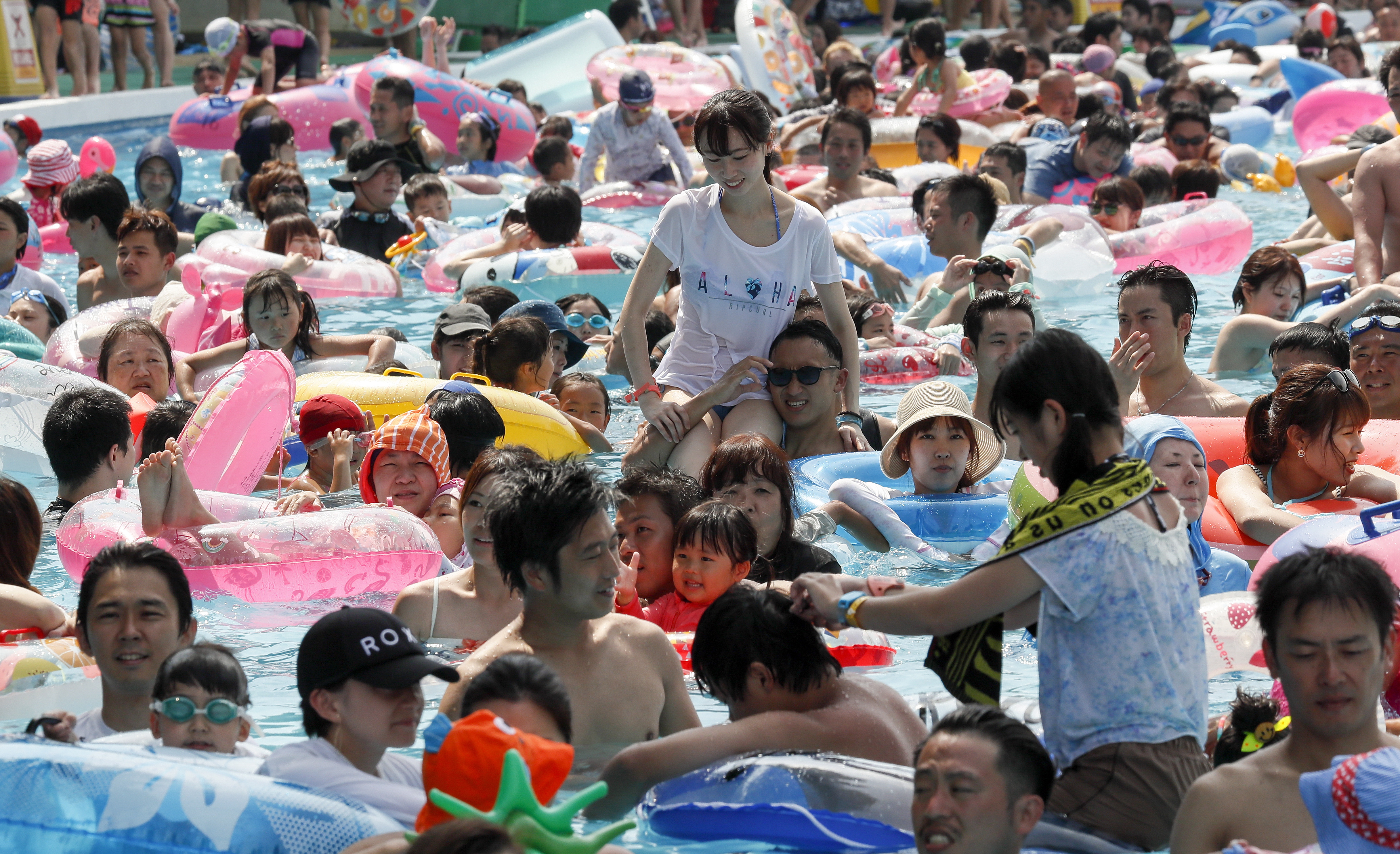 Гореща вълна премина през Япония. Температурите в някои части на страната достигнаха над 39 градуса по Целзий, което в съчетание с високата влажност създаде опасни условия, посочва японската метеорологична служба.

Много хора потърсиха спасение от жегите край най-близкия басейн.