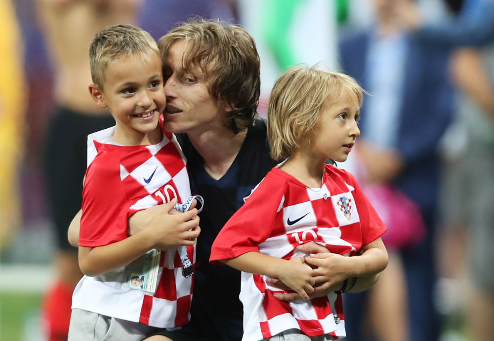 Лука Модрич със синя си Ивано и дъщеря си Ема.