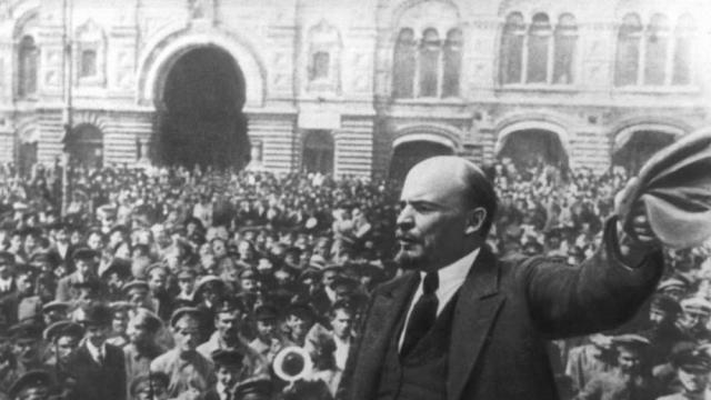 Мъж опита да съживи мумията на Ленин със зехтин 