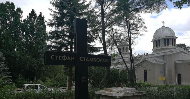 Оскверниха гроба на Стефан Стамболов на Централните софийски гробища Паметника