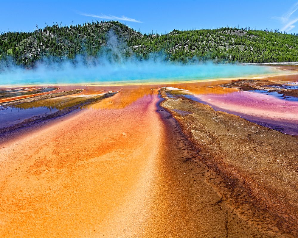 <u><strong>Големият призматичен извор, САЩ </strong></u><br>
<br>
Големият призматичен извор в Уайоминг, се намира в най-стария национален парк в света – Йелоустоун. Диаметърът му е около 91-92 м, а дълбочината около 50 метра. Изумително красиво обагрените му води дължат невероятните си цветове на различни видове бактерии, живеещи при различна температура в отделните части на водоема.