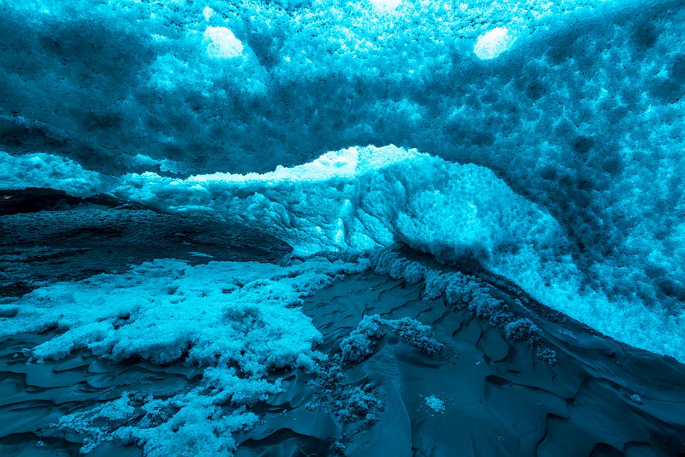 <u><strong>Ледените пещери Менденхол, Аляска</strong></u><br>
<br>
В ледените пещери Менденхол в Аляска водата тече по скалите под сините тавани във вътрешността на частично кух ледник. Този красив природен феномен е резултат от глобалното затопляне, заради което ледниците се топят. Ледникът Менденхол е дълъг около 19 километра и се намира в долината, носеща същото име, на 20 километра от центъра на град Джуно в Югоизточна Аляска.