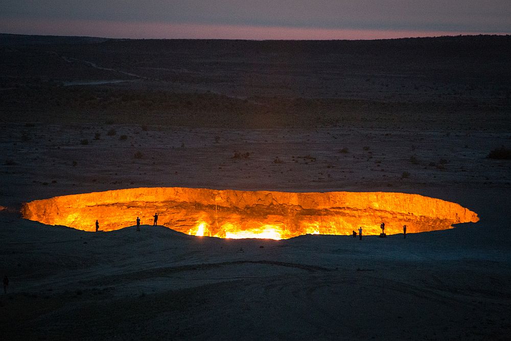 <u><strong>Вратата на ада, Туркменистан </strong></u><br>
<br>
Вратата на ада действително съществува. Тя се намира в средата на необитаема пустиня край град Дарваза в Туркменистан. Земята се отваря в огромна, вечно горяща дупка насред пустинята Каракум. Гледката е особено впечатляваща нощно време, когато червеният кратер се откроява на фона на пълната тъмнина наоколо с безбройните огнени езици, които се извиват в безумен танц.