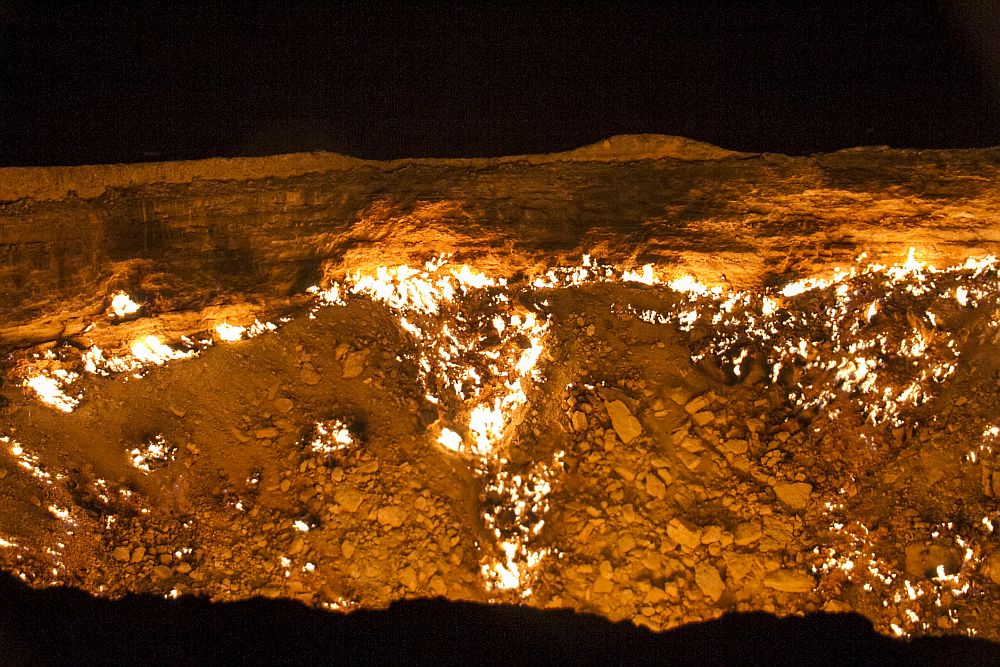 <strong>Вратата на ада, Туркменистан </strong><br>
<br>
Вратата на ада действително съществува. Тя се намира в средата на необитаема пустиня край град Дарваза в Туркменистан. Земята се отваря в огромна, вечно горяща дупка насред пустинята Каракум. Гледката е особено впечатляваща нощно време, когато червеният кратер се откроява на фона на пълната тъмнина наоколо с безбройните огнени езици, които се извиват в безумен танц.