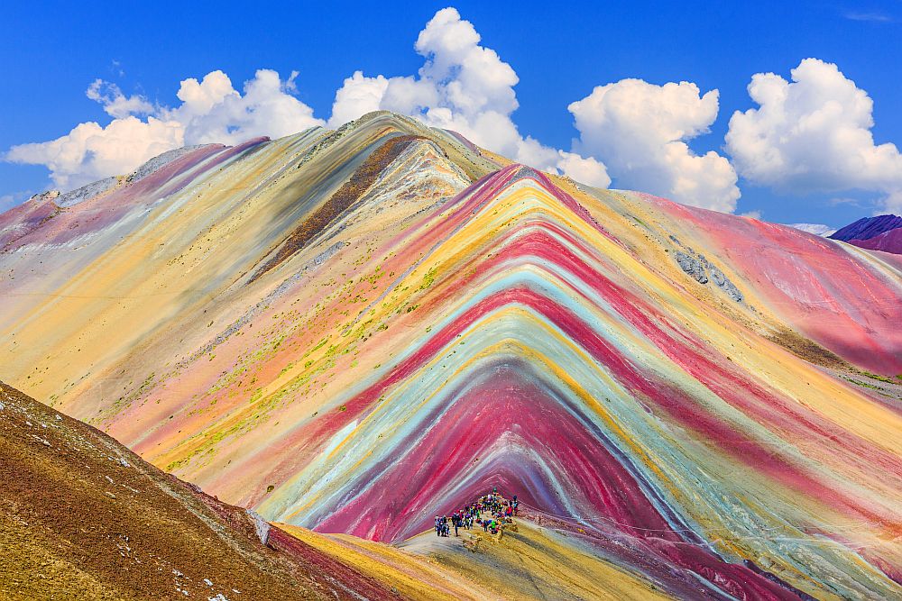 <u><strong>Планината на дъгата, Перу </strong></u><br>
<br>
Vinicunca е свещена планина за местните. Тук пейзажът се променя с всеки изминат метър. Може да разгледате висящи ледници, тюркоазени езера, цветни хълмове, срещи с хората кечуа и тъмночервени долини, обитавани от алпаки.