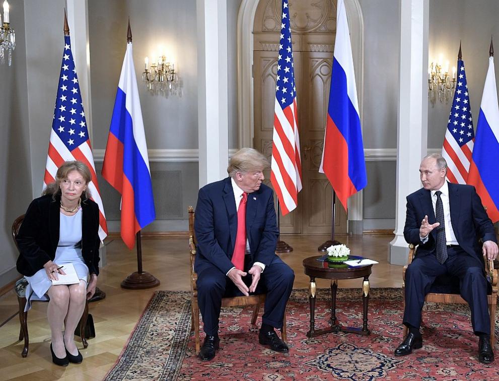 Президентът на САЩ Доналд Тръмп и руският му колега Владимир Путин при срещата им в Хелзинки на 16 юли. На снимката е и преводачката от Държавния департамент Марина Грос
 