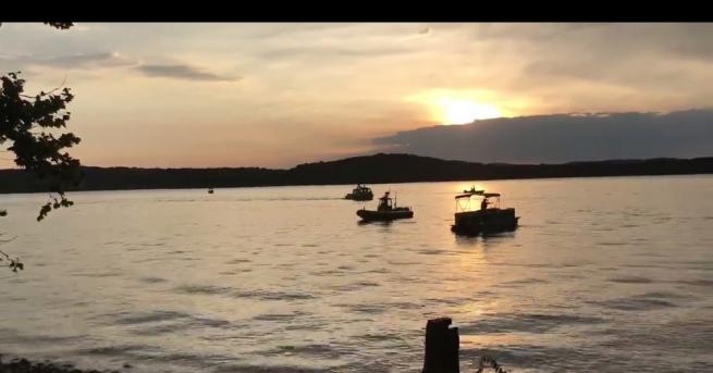 Амфибийно превозно средство с над 20 души на борда си