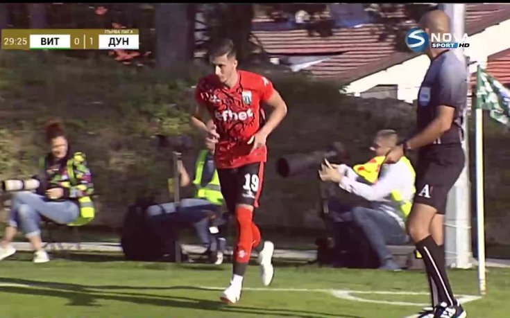 Играч отнесе фотограф