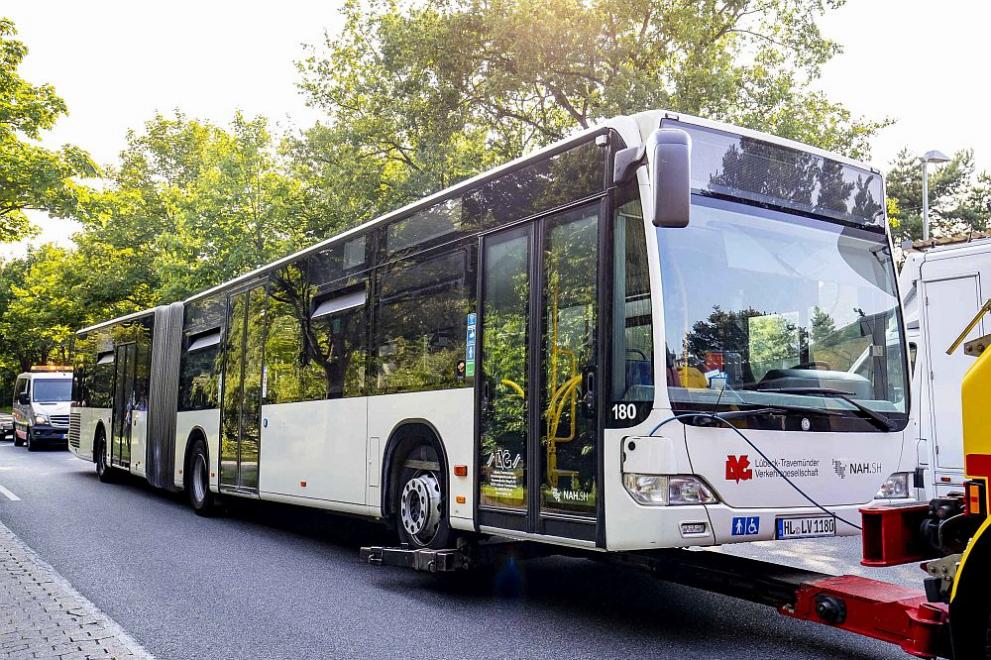 Мъж нападна с хладно оръжие пътници в автобус в северния германски град Любек в провинция Шлезвиг-Холщайн. Десетима души са ранени, извършителят на атаката е задържан