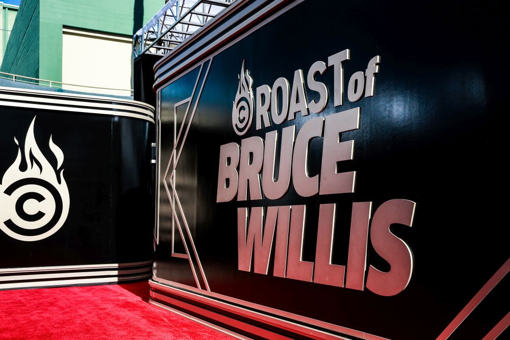 Холивудски знаменитости „изпържиха яко” актьора Брус Уилис в шоуто „Saturday night”.