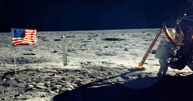 На 20 юли 1969 г пилотираният космически кораб Аполо 11
