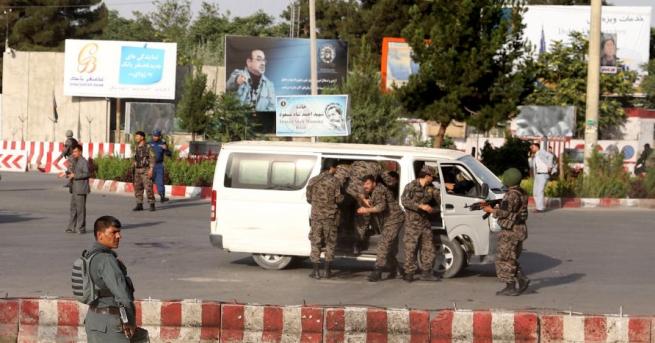 Силен взрив разтърси района край летището на Кабул малко след