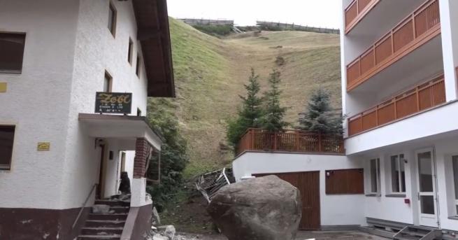 20 тонна скала се откъсна и разби сграда в австрийското село