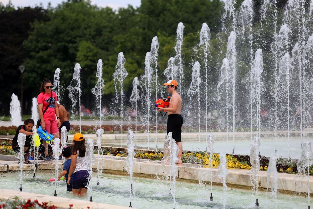 В горещия летен неделен ден малки и големи се разхладиха като си спретнаха „война“ с водни пистолети край фонтаните на НДК.